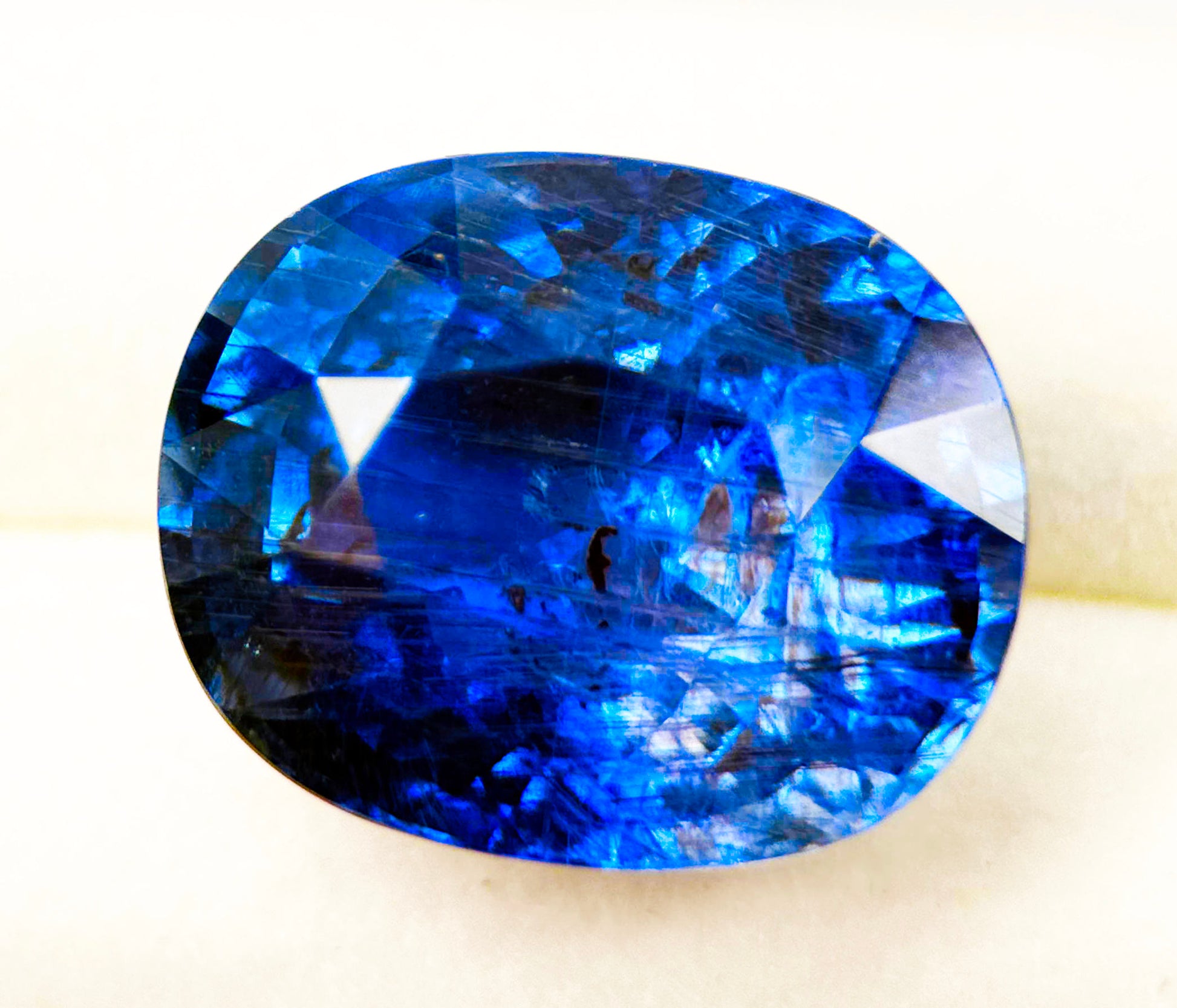 clean-heated	2.91 carat multicolor sapphire, eye clean and heat treated